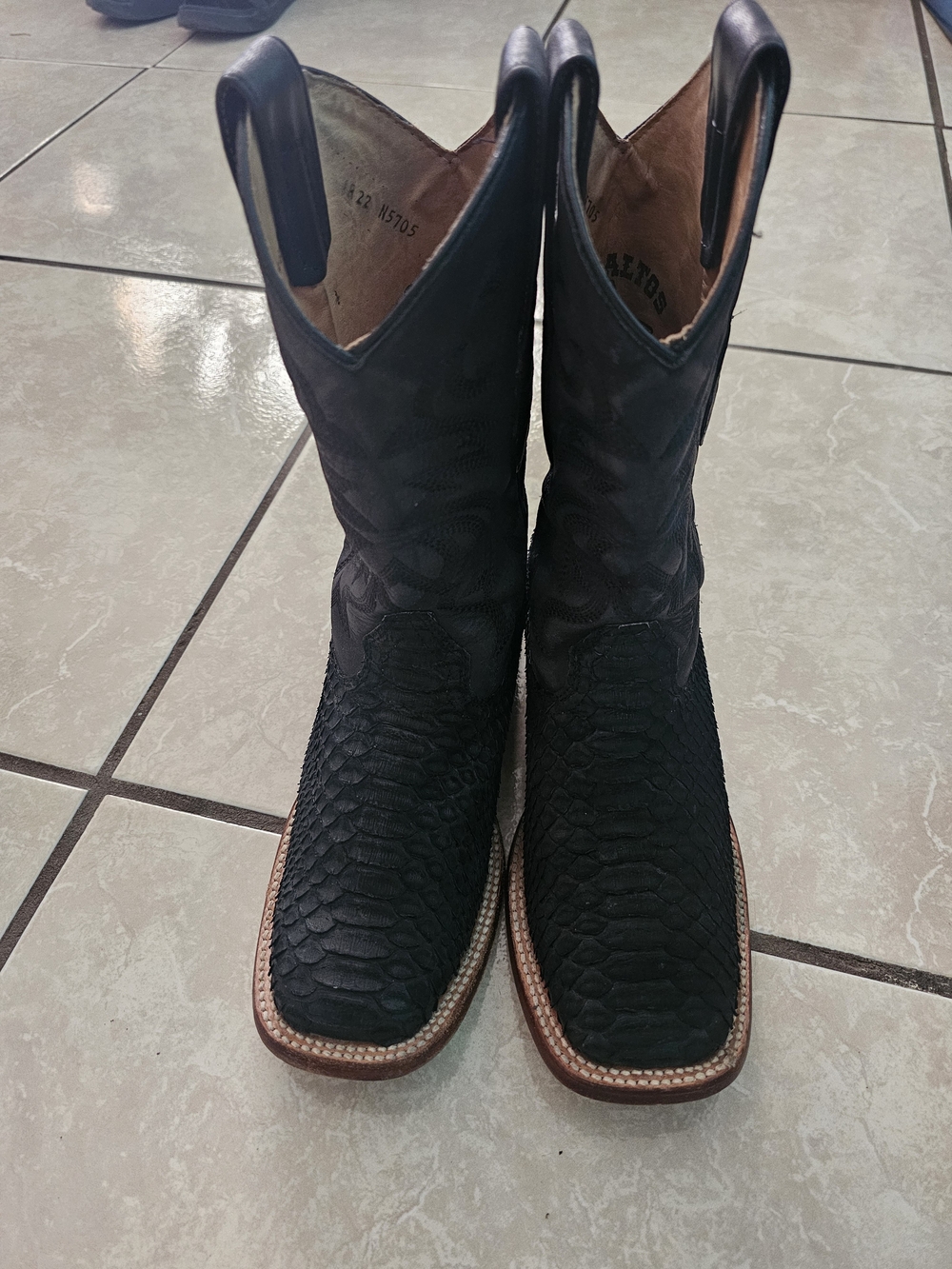 Men's Black Western Cowboy Boots with Textured Leather